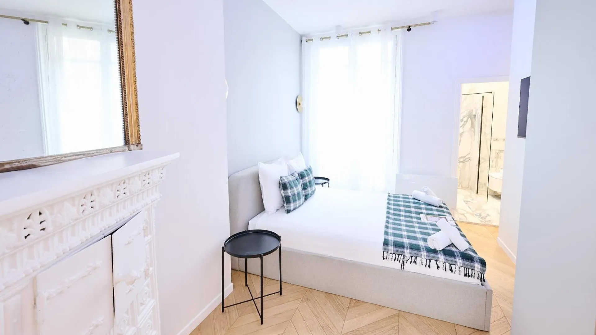Champs Elysees!Montaigne, New Luxurious 6Pers Flat Paris Apartment