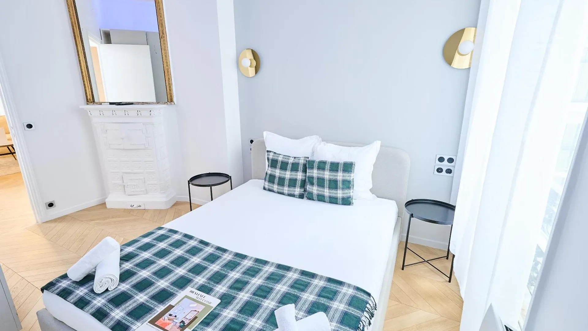 Champs Elysees!Montaigne, New Luxurious 6Pers Flat Paris 0*,  France